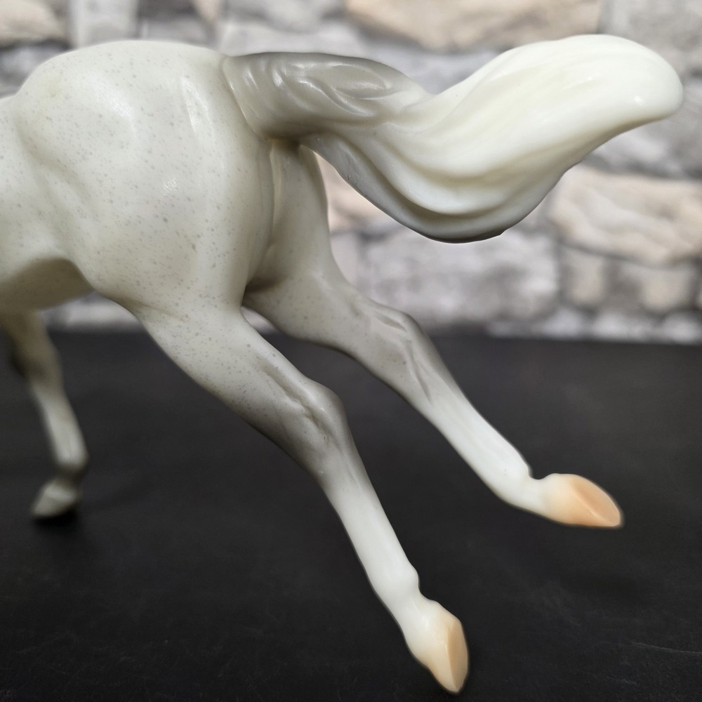 Breyer Classic Freedom Series HOTY Racing The Wind Thoroughbred Mare Grey - Picture 7 of 12